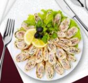 Рулетики с копченым лососем 