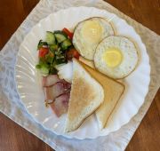 Глазунья с беконом, свежими овощами и тостом