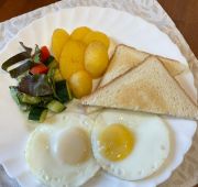 Глазунья с картофелем , свежими овощами и тостом